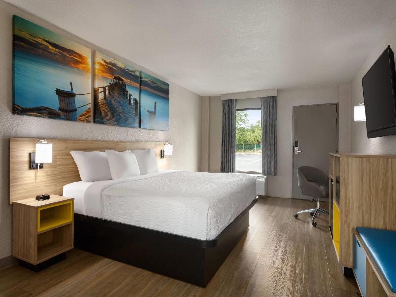 Days Inn By Wyndham Apopka/Orlando image