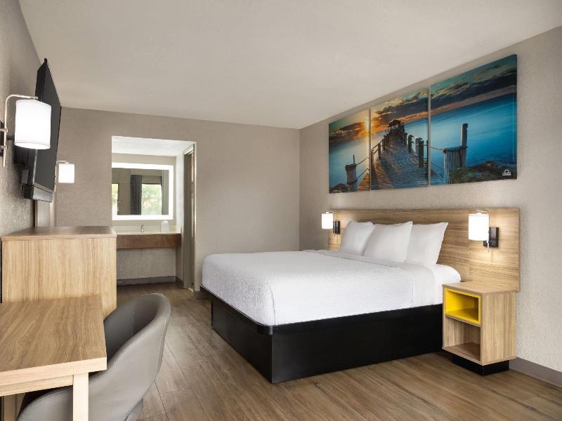 Days Inn By Wyndham Apopka/Orlando image