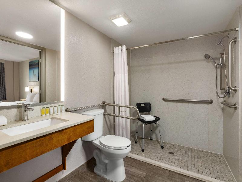 Days Inn By Wyndham Apopka/Orlando image