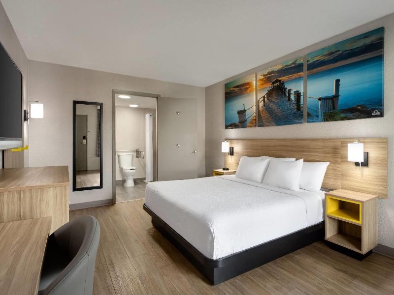 Days Inn By Wyndham Apopka/Orlando image