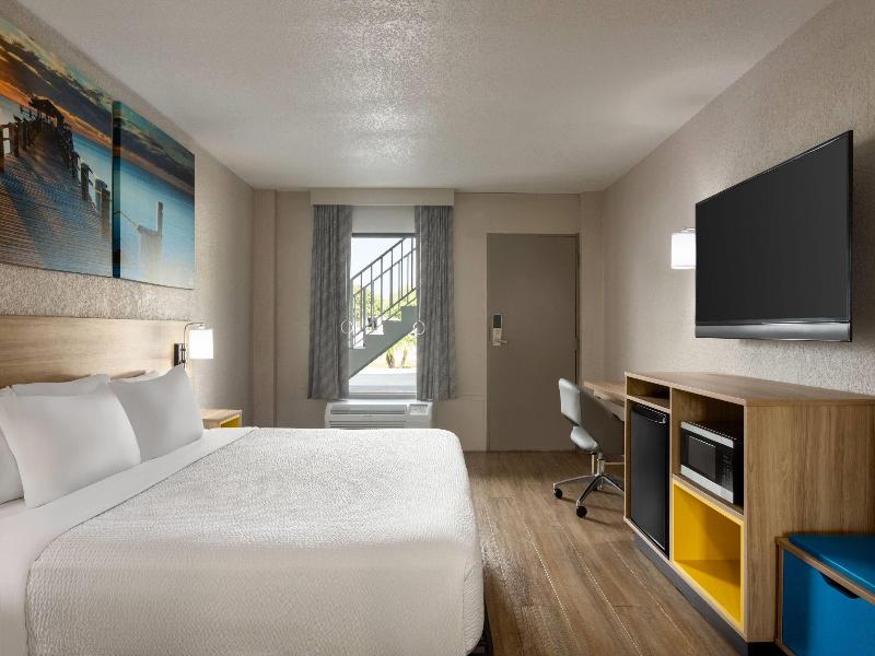 Days Inn By Wyndham Apopka/Orlando image