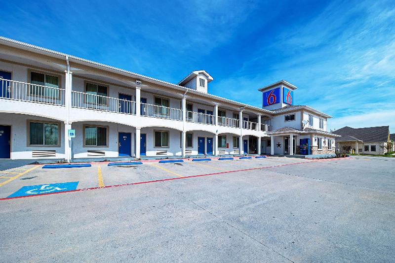 Motel 6 Rhome image