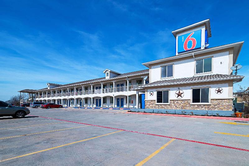 Motel 6 Rhome image