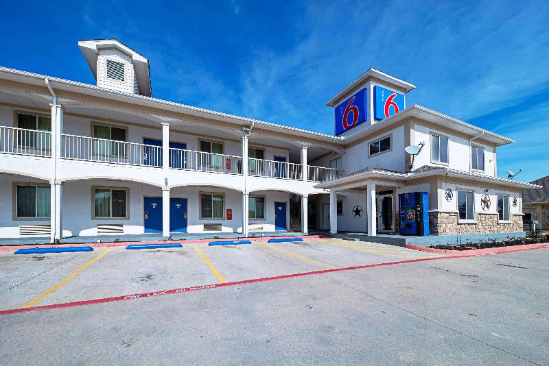 Motel 6 Rhome image