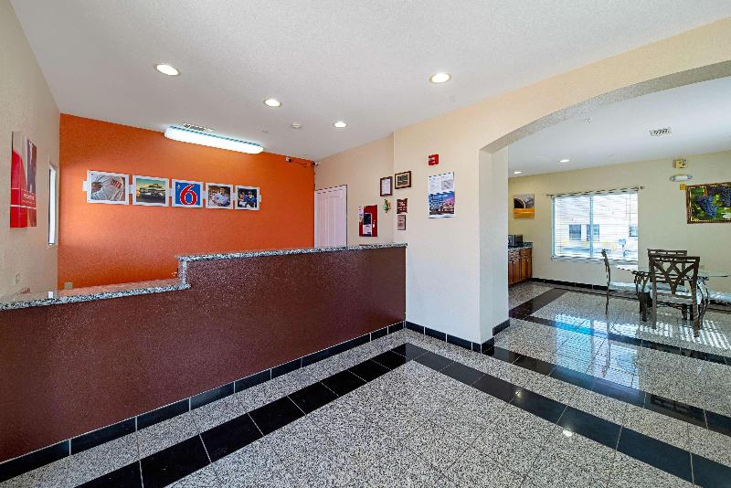 Motel 6 Rhome image