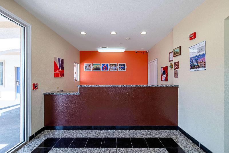 Motel 6 Rhome image