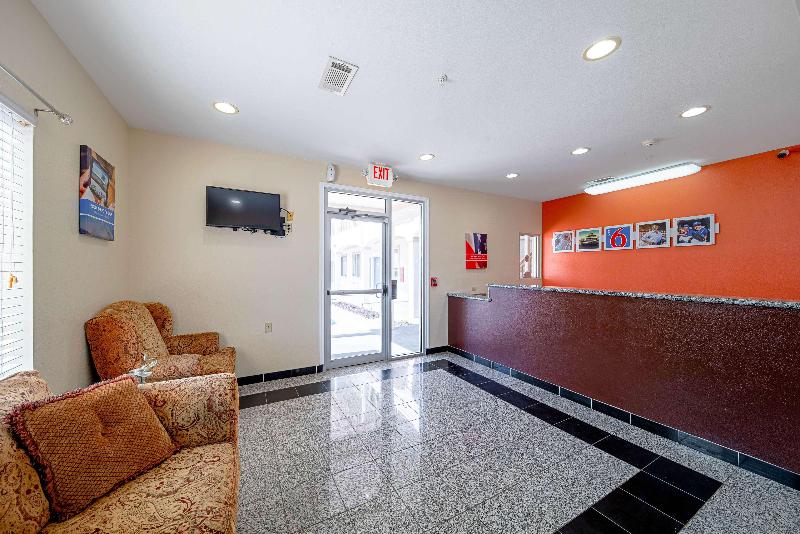 Motel 6 Rhome image