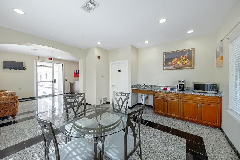Motel 6 Rhome image
