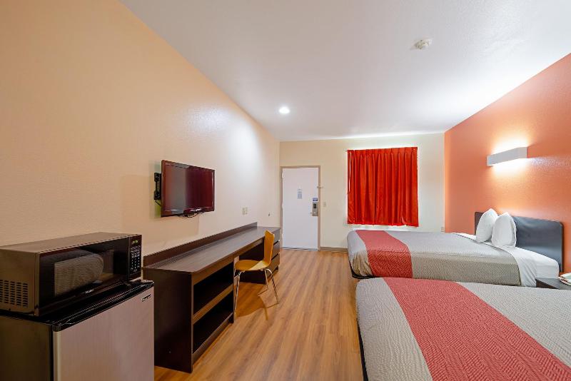 Motel 6 Rhome image