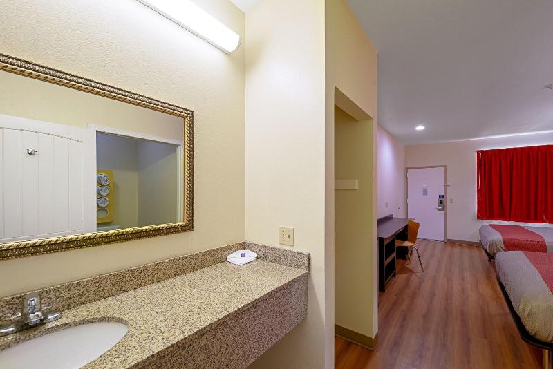 Motel 6 Rhome image