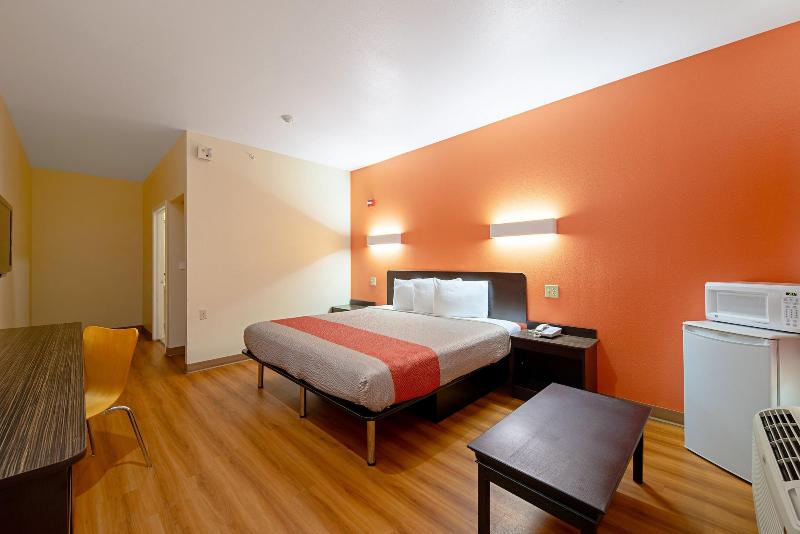 Motel 6 Rhome image