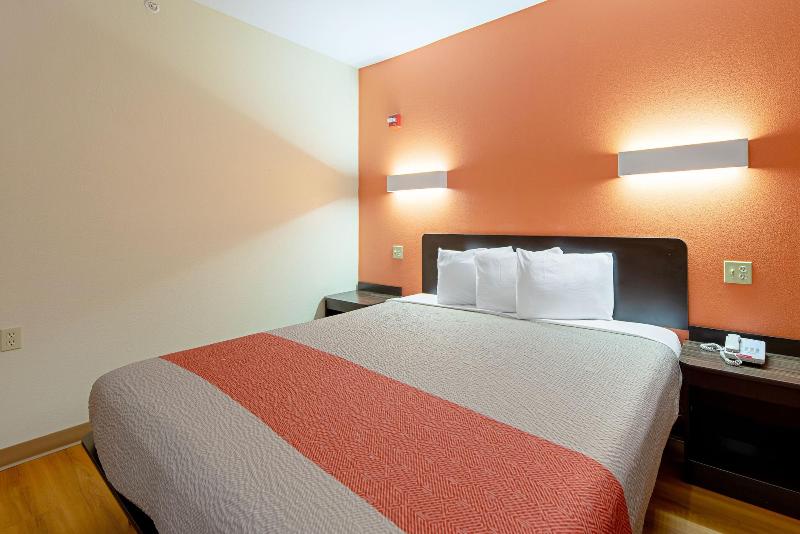 Motel 6 Rhome image