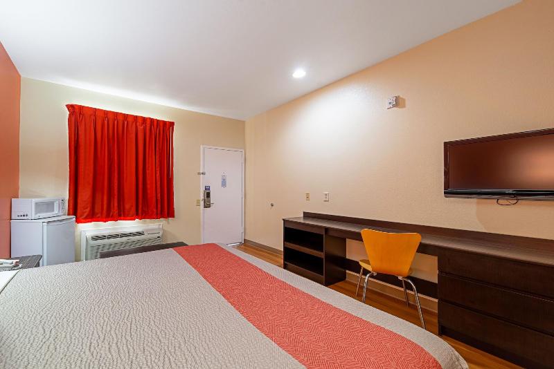 Motel 6 Rhome image