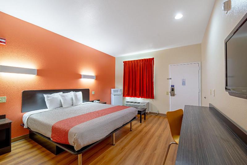 Motel 6 Rhome image