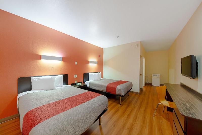 Motel 6 Rhome image