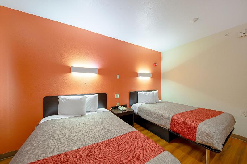 Motel 6 Rhome image
