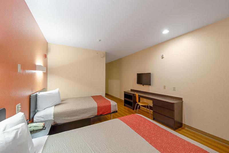 Motel 6 Rhome image