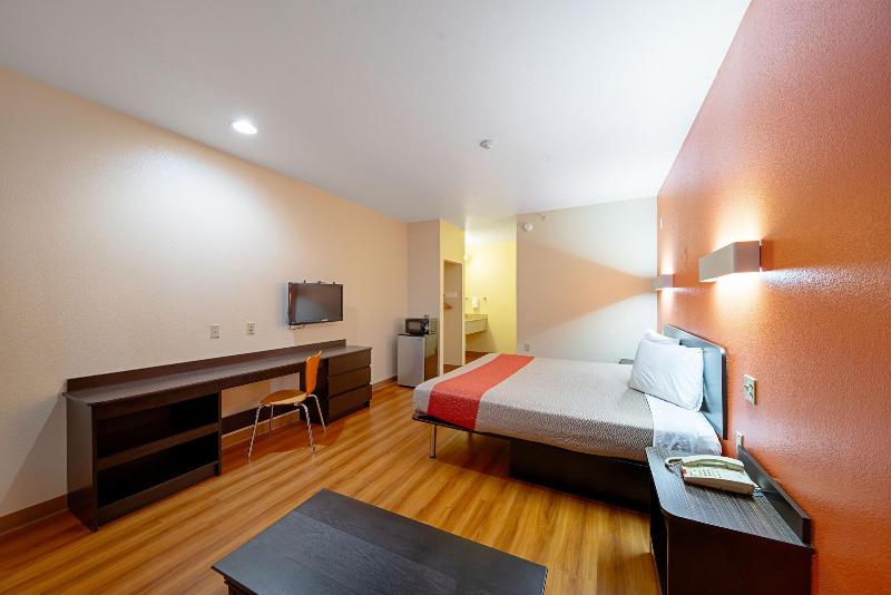 Motel 6 Rhome image