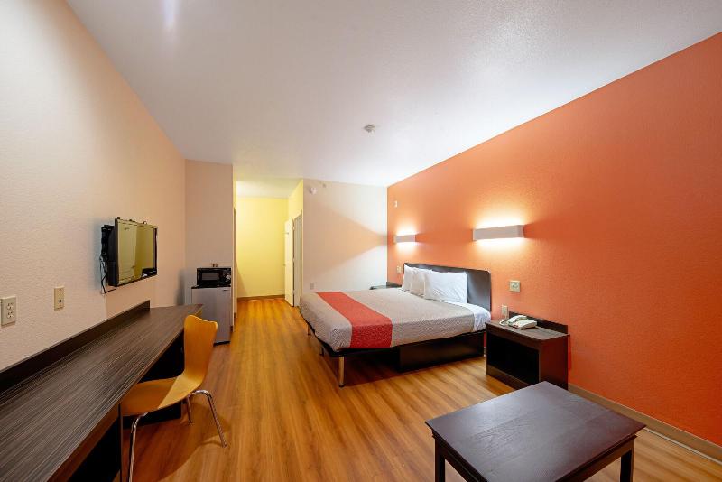 Motel 6 Rhome image