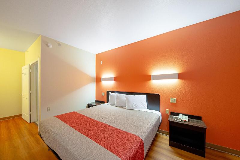 Motel 6 Rhome image