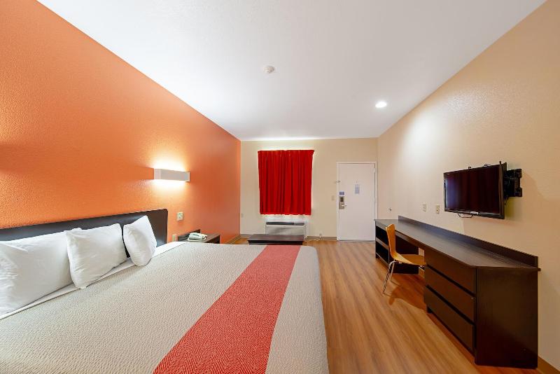 Motel 6 Rhome image