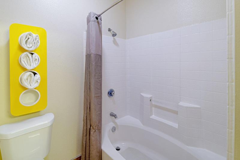 Motel 6 Rhome image