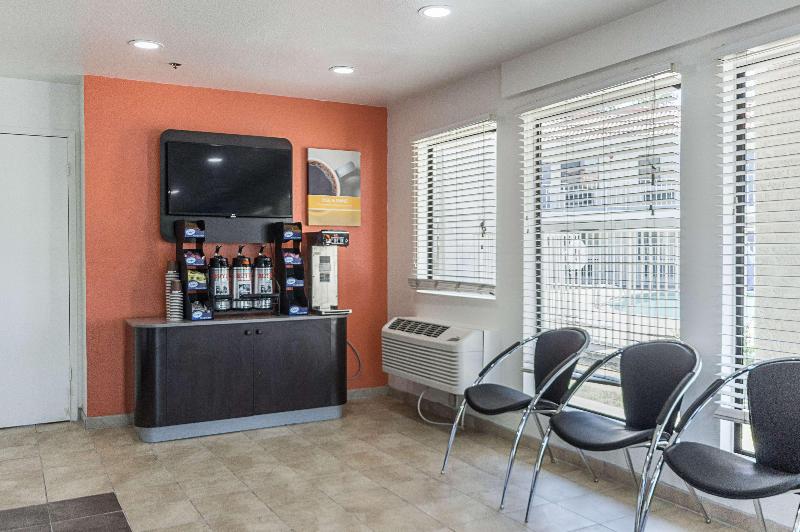 Motel 6 Fresno image