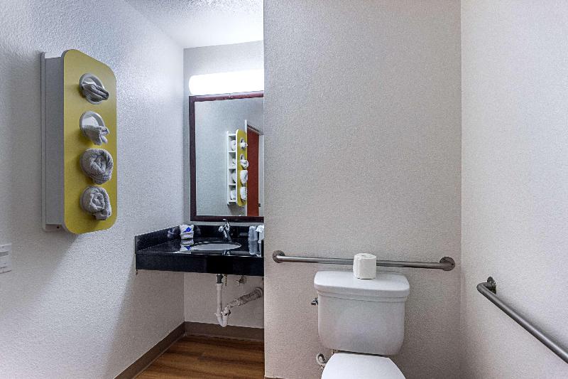 Motel 6 Fresno image