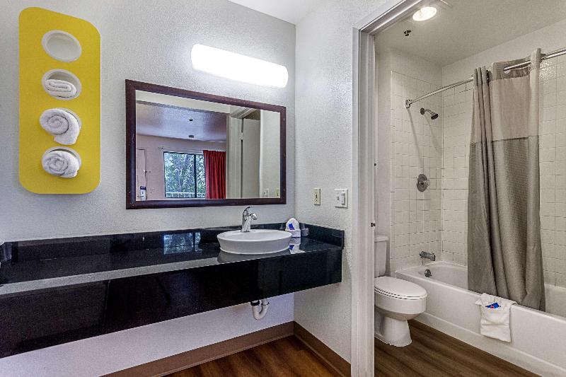Motel 6 Fresno image