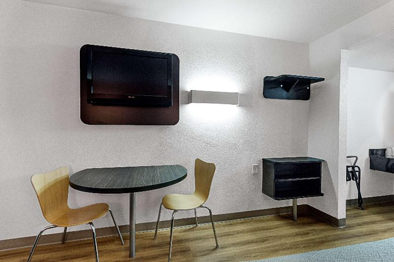 Motel 6 Fresno image