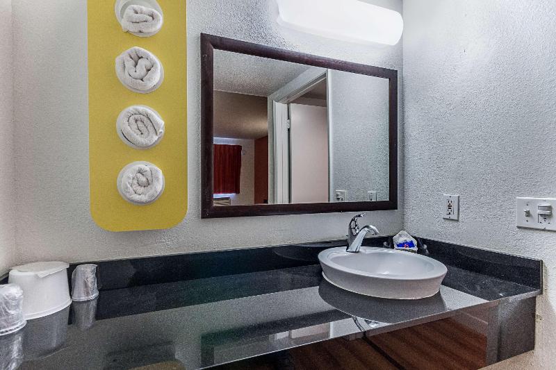 Motel 6 Fresno image