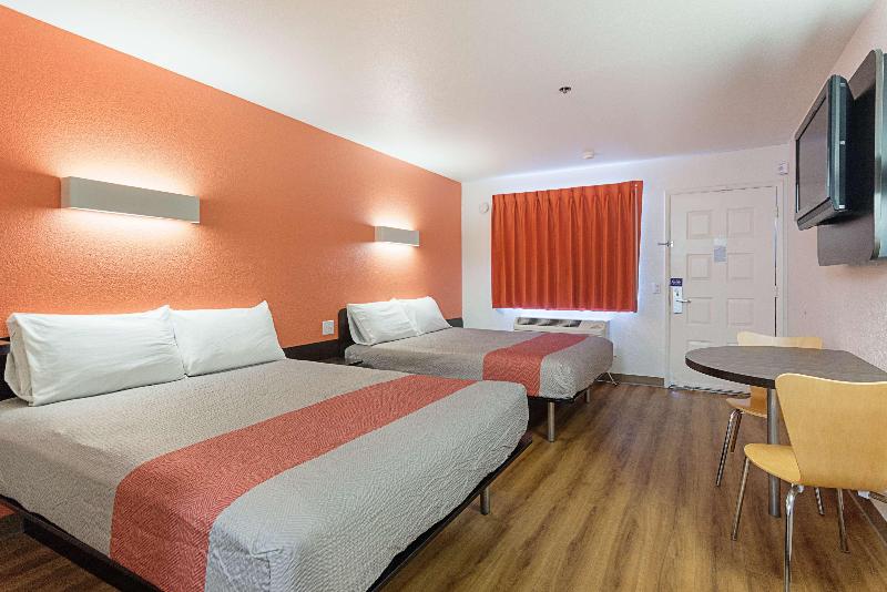 Motel 6 Fresno image