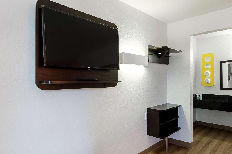 Motel 6 Fresno image
