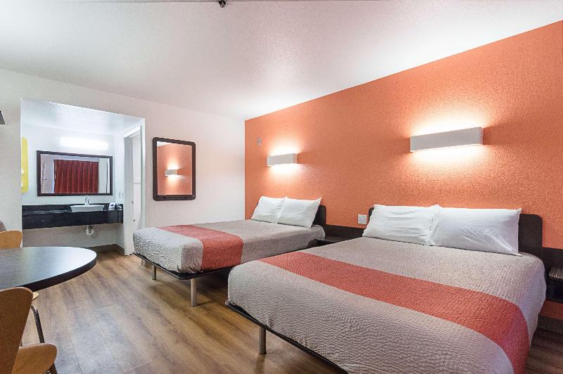 Motel 6 Fresno image
