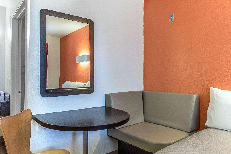 Motel 6 Fresno image