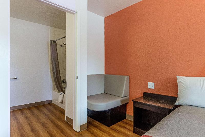 Motel 6 Fresno image