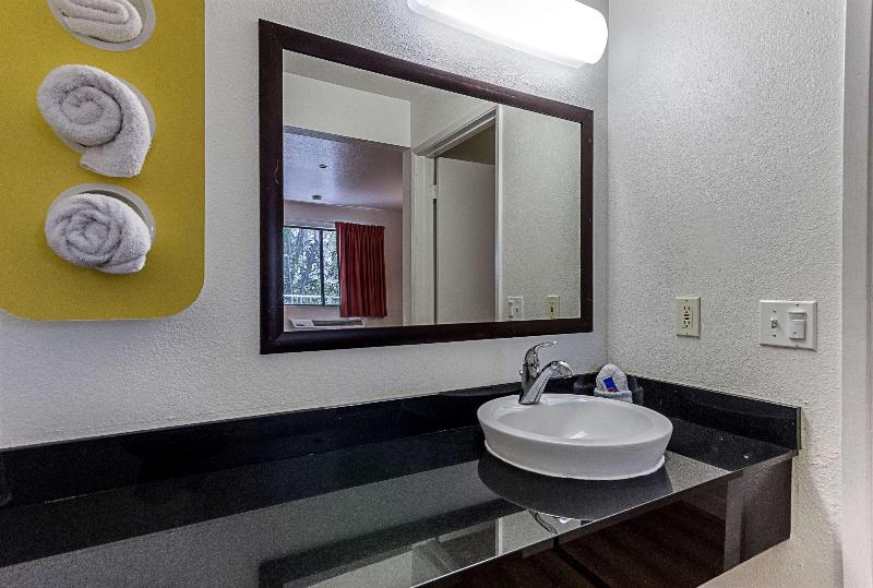 Motel 6 Fresno image