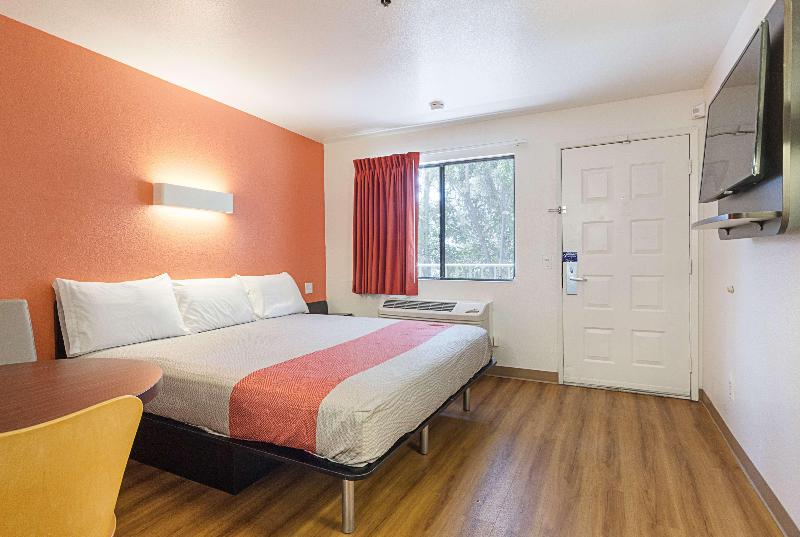 Motel 6 Fresno image