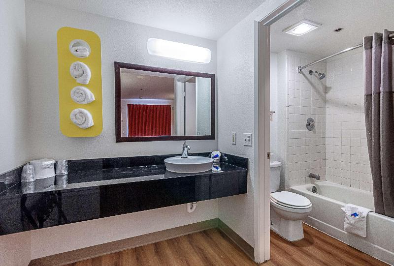 Motel 6 Fresno image