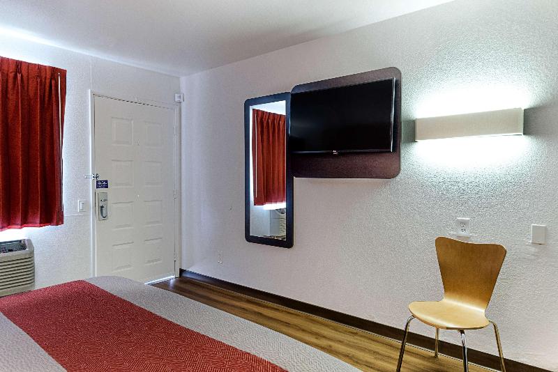 Motel 6 Fresno image