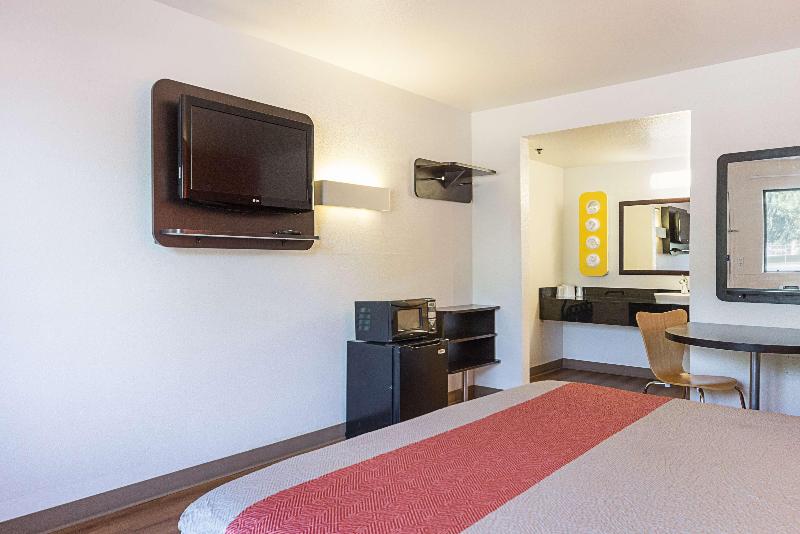 Motel 6 Fresno image