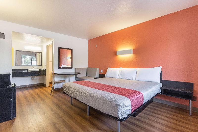 Motel 6 Fresno image