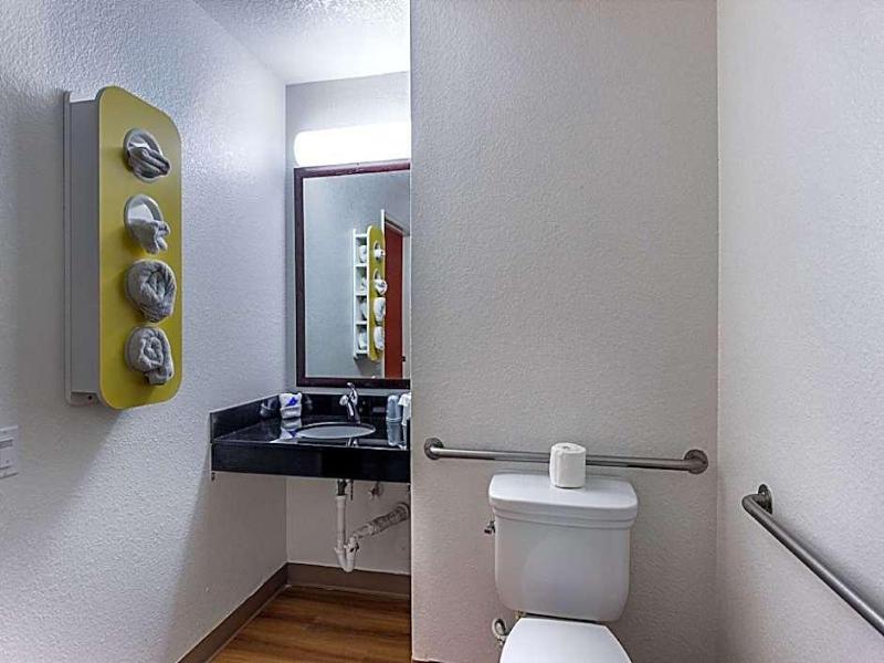Motel 6 Fresno image