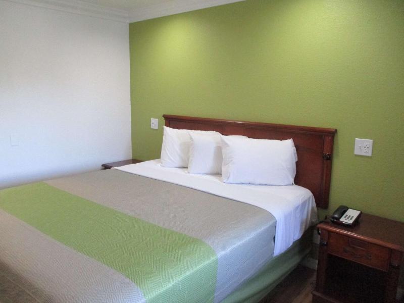 Motel 6 Fresno image