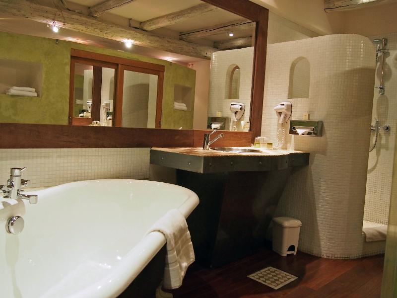 Logis Hôtel Les Pages Rest. Le Petit Comptoir image