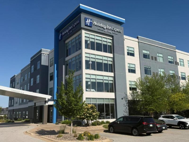 Holiday Inn Express Bettendorf Davenport NE by IHG image