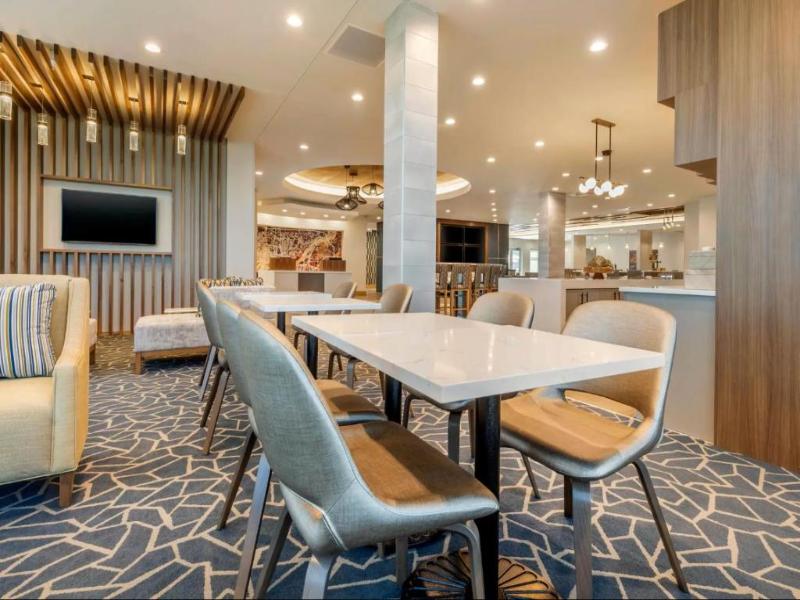 Holiday Inn Express Bettendorf Davenport NE by IHG image