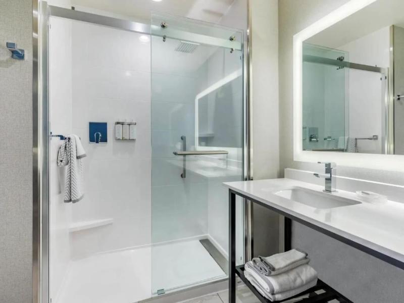 Holiday Inn Express Bettendorf Davenport NE by IHG image