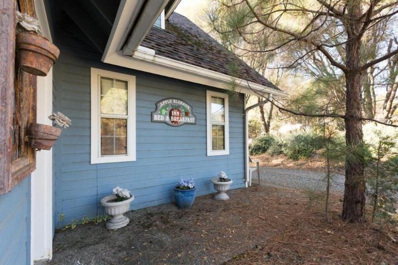 Apple Blossom Inn image