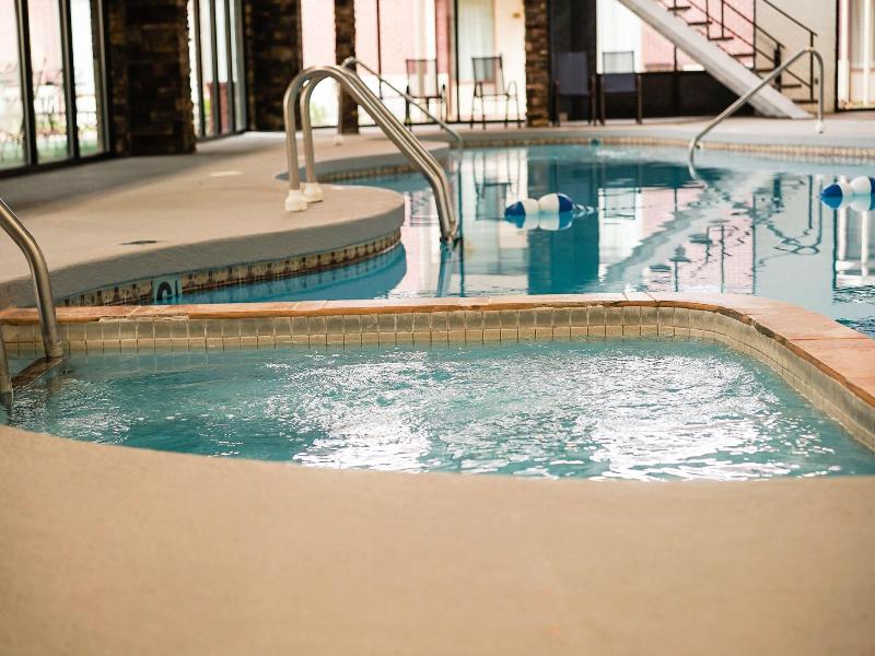 Boarders Inn Suites By Cobblestone Hotels Grand Is